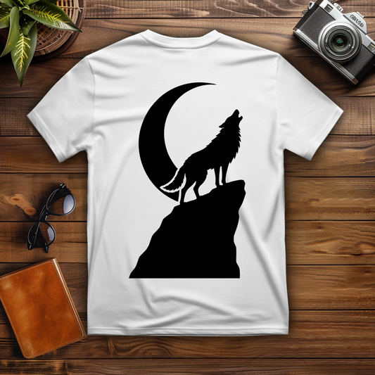 T-Shirt Wolf auf Felsen im Mondschein