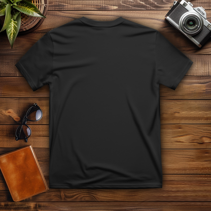 T-Shirt Wolf auf Felsen im Mondschein