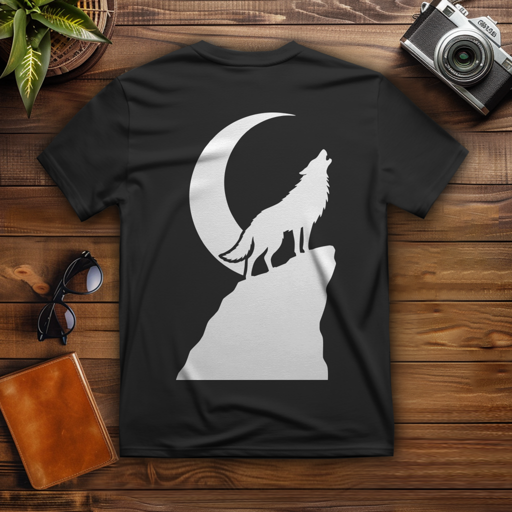 T-Shirt Wolf auf Felsen im Mondschein