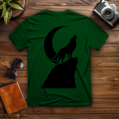 T-Shirt Wolf auf Felsen im Mondschein