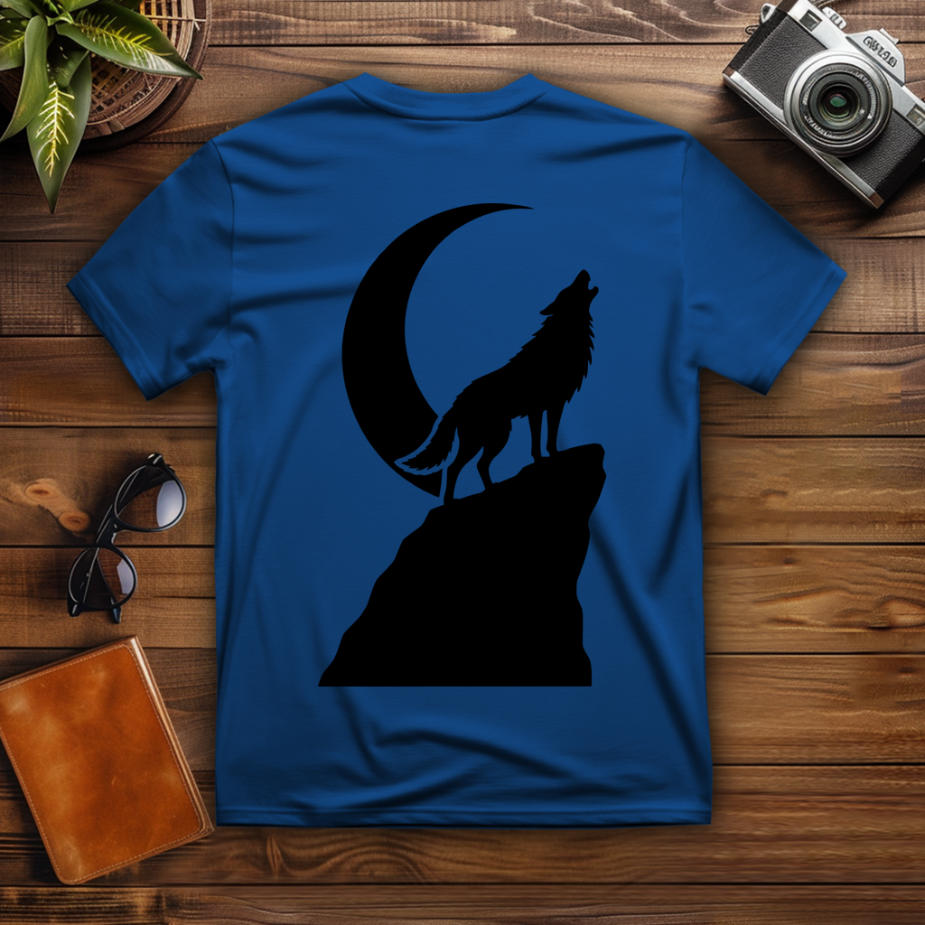 T-Shirt Wolf auf Felsen im Mondschein